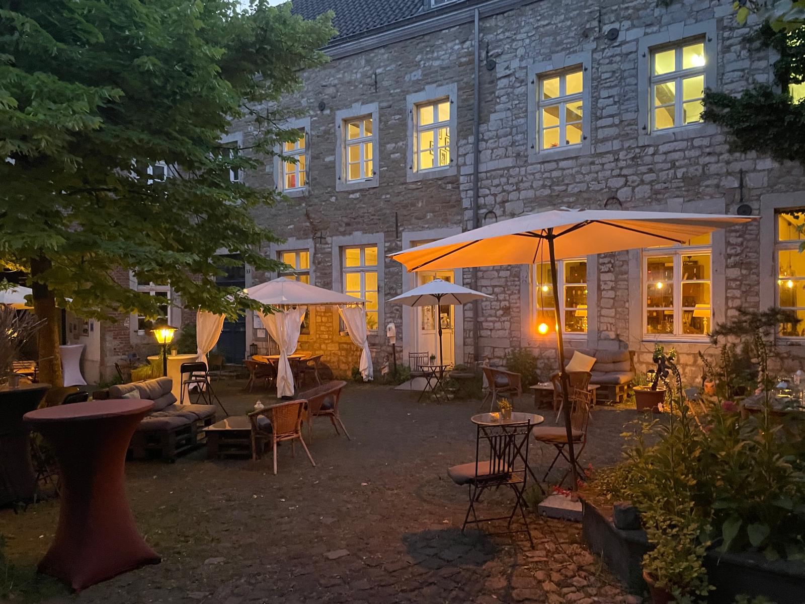 Terrasse mit Sitzplätzen